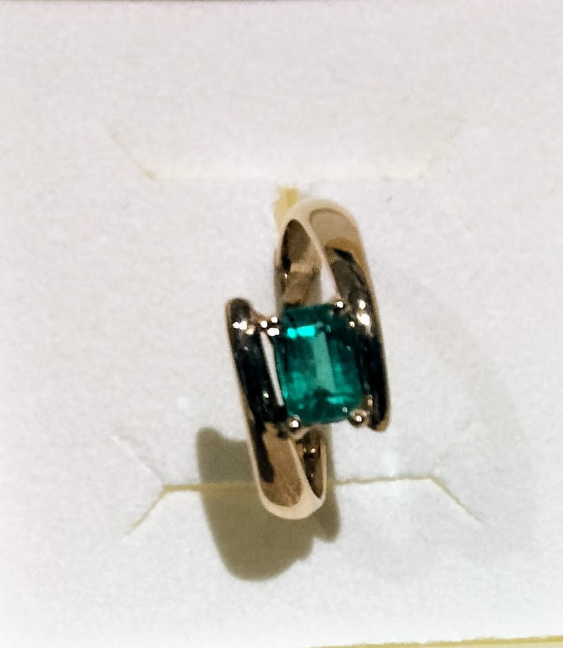 ANILLO EN ORO DE 18 CT. Y ESMERALDA