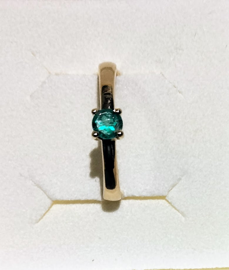 ANILLO EN ORO DE 18 KILATES CON ESMERALDA 2