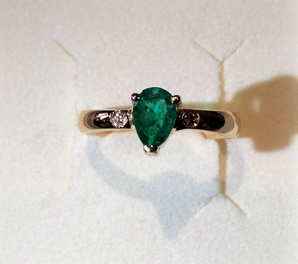 Z ANILLO EN ORO DE 18 KILATES DIMANTES Y ESMERALDA